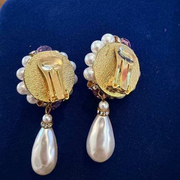 Pink and white vintage clip on earrings - Picture 3 of 3